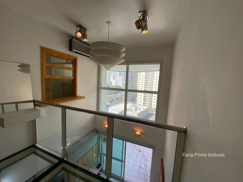 Apartamento mobiliado com pé-direito duplo para locação em Moema