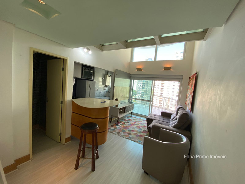 Apartamento mobiliado com pé-direito duplo para locação em Moema