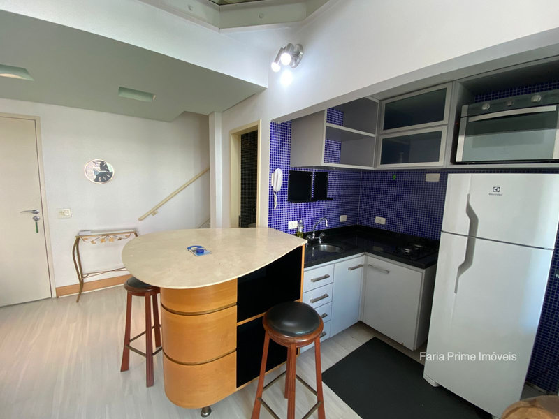 Apartamento mobiliado com pé-direito duplo para locação em Moema