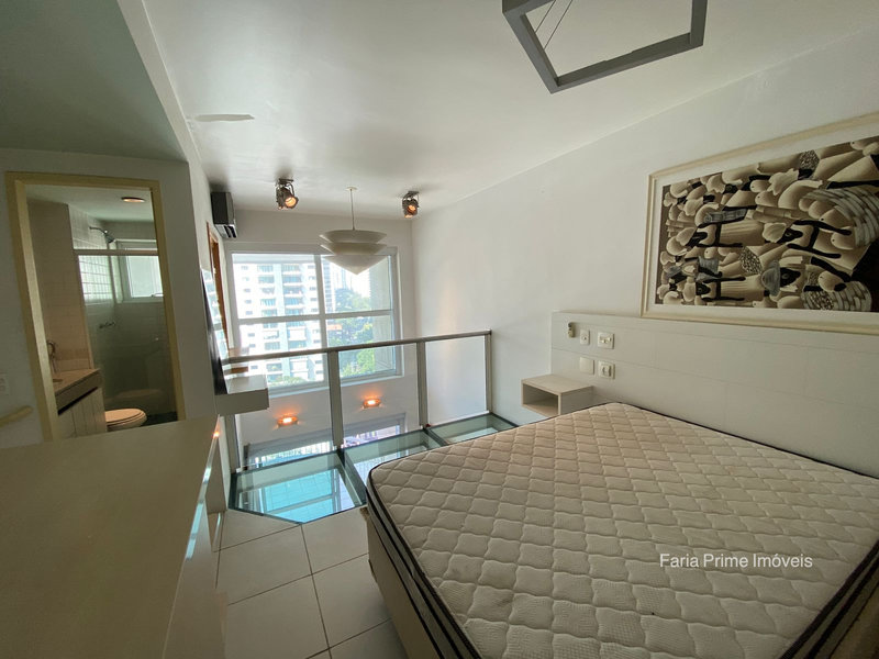 Apartamento mobiliado com pé-direito duplo para locação em Moema