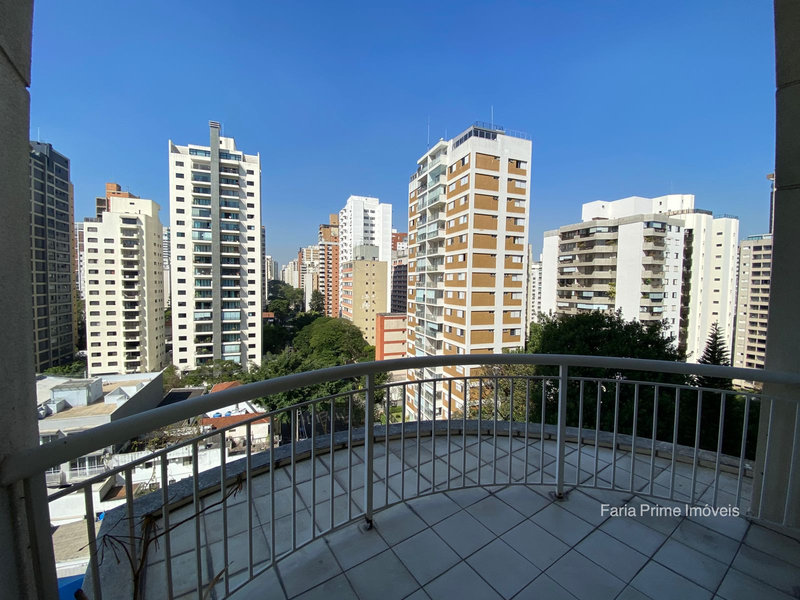 Apartamento mobiliado com pé-direito duplo para locação em Moema