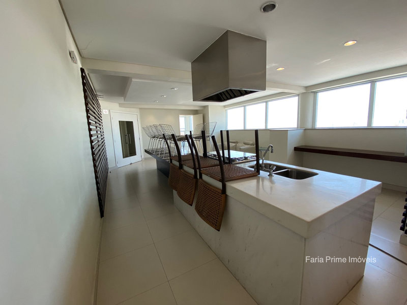 Apartamento mobiliado com pé-direito duplo para locação em Moema