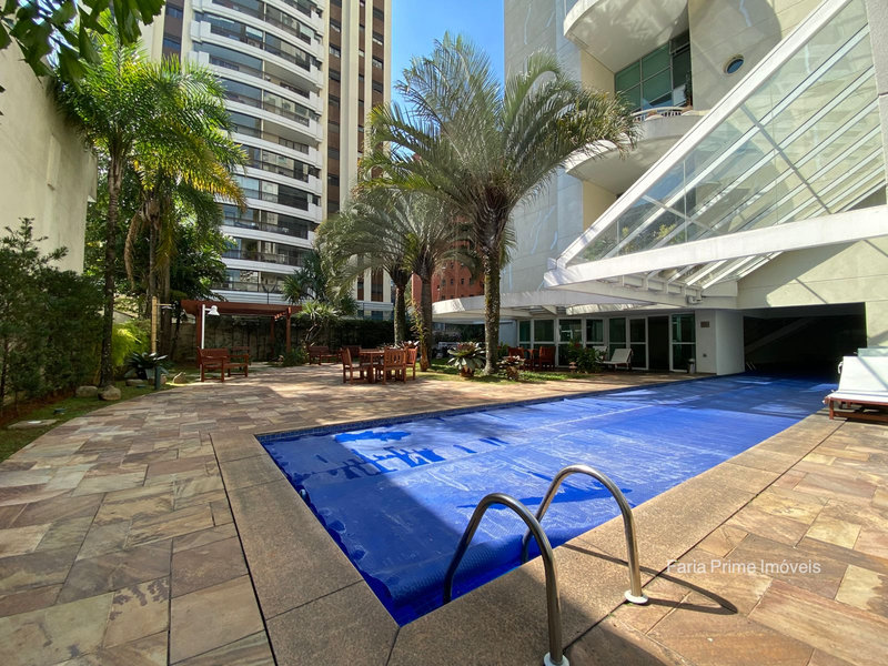 Apartamento mobiliado com pé-direito duplo para locação em Moema